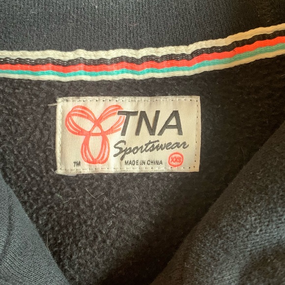 2000’s TNA Black Zip up Sweater • Pink Details🌸🖤 - Picture 4 of 6